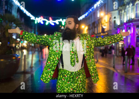 Ein einheimischer mit einem Spross Anzug auf St. Mary Street während Black Friday in Cardiff, Südwales. Stockfoto