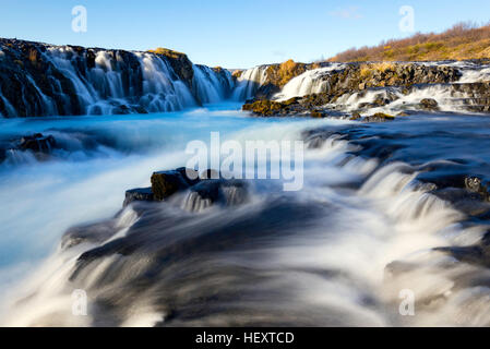 Bruarfoss (Brücke im Herbst), ist ein Wasserfall auf dem Fluss Bruara, im Süden Islands Stockfoto