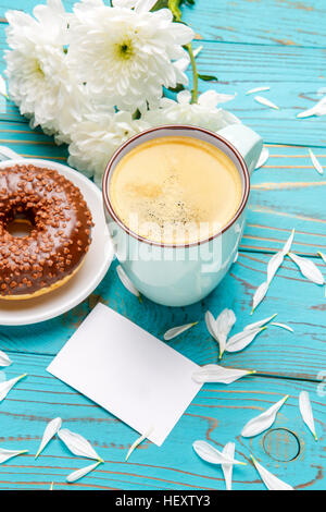 Krapfen und Kaffee auf hölzernen Hintergrund Stockfoto