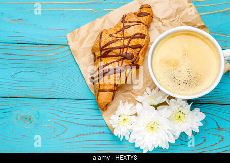 frische Croissant und Kaffee auf hölzernen Hintergrund Stockfoto