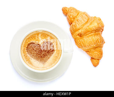 Kaffee und ein Croissant auf weißem Hintergrund Stockfoto