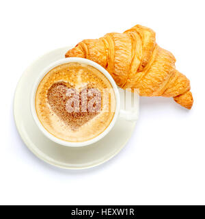 Kaffee und ein Croissant auf weißem Hintergrund Stockfoto