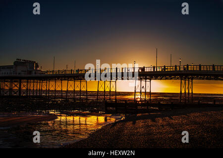 Sonnenuntergang am Strand von Worthing Stockfoto