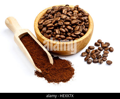 Kaffeebohnen in Schüssel isoliert auf weißem Hintergrund Stockfoto