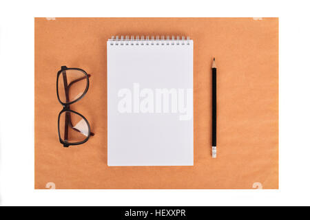 Mock-up auf das Kraftpapier. Vorlagen mit Briefpapier, Textfreiraum, Ansicht von oben. Flach zu legen Stockfoto