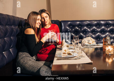 zwei schöne junge Frauen sah etwas im restaurant Stockfoto