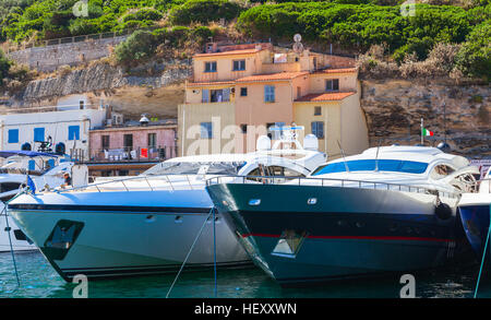 Bonifacio, Frankreich - 2. Juli 2015: Vergnügen Luxusjachten vertäut im Hafen von Bonifacio, kleine Hafenstadt der Insel Korsika in sonnigen Sommertag Stockfoto