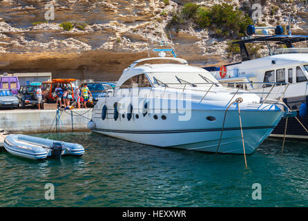 Bonifacio, Frankreich - 2. Juli 2015: Gewöhnliche Touristen Vergnügen Motorboot einsteigen. Hafen von Bonifacio, kleine Hafenstadt der Insel Korsika Stockfoto