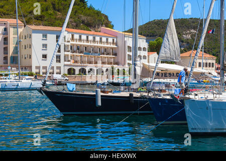 Bonifacio, Frankreich - 2. Juli 2015: Segelyachten mit gewöhnlichen Menschen. Hafen von Bonifacio, kleine Hafenstadt der Insel Korsika in sonnigen Sommertag Stockfoto