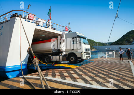 Bonifacio, Frankreich - 3. Juli 2015: Cargo LKW lässt die Fähre im Hafen von Bonifacio, kleines Resort Hafenstadt der Insel Korsika in sonnigen Sommertag Stockfoto