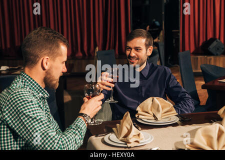 zwei Männer auf einem Geschäftsessen, Wein zu trinken Stockfoto