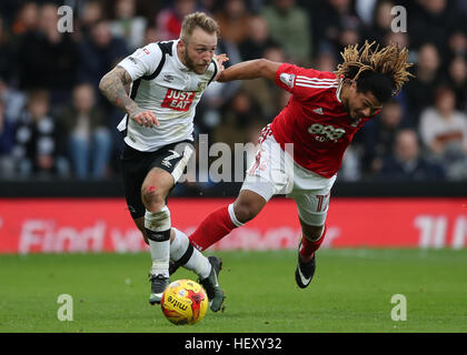 Derby County Johnny Russell (links) und Nottingham Forest Hildeberto Pereira Kampf um den Ball Stockfoto