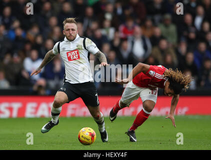 Derby County Johnny Russell (links) und Nottingham Forest Hildeberto Pereira Kampf um den Ball Stockfoto