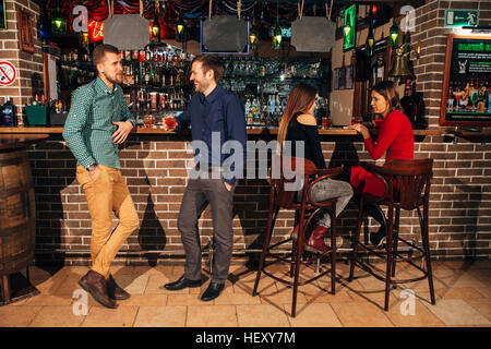 Bar, trinken zwei Männer reden, Freunde Stockfoto