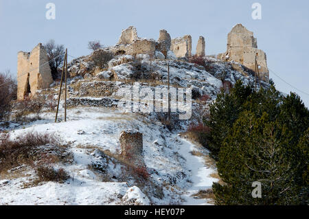 Wnter Blick auf die Reste der Rocca Caascio Schloss in den Abruzzen, Italien Stockfoto