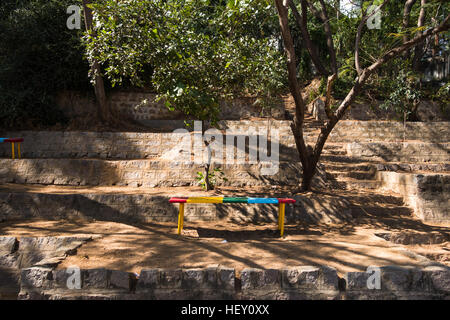 Mehrfarbige Metallbank in einer Schule in Hyderabad, Indien Stockfoto