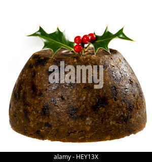 Christmas Pudding dekoriert mit einem Zweig von Holly und ausschneiden oder isoliert auf einem weißen Hintergrund. Stockfoto