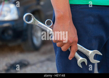 Hand des Kfz-Mechaniker mit Schraubenschlüssel. Auto-Werkstatt. Stockfoto