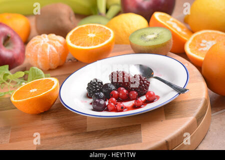 Beeren in weißen Teller und andere Früchte rund um Stockfoto