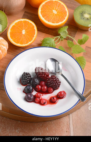 Beeren in weißen Teller und andere Früchte rund um Stockfoto