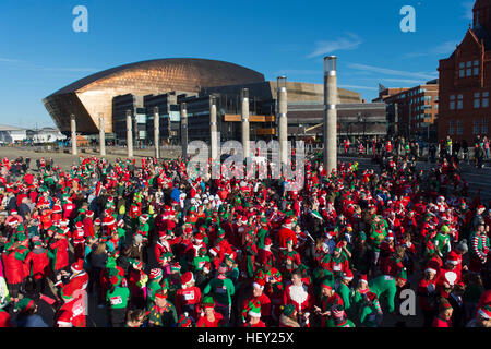 Festliche Santa run am Mermaid Quay, Cardiff Bay, South Wales. Stockfoto