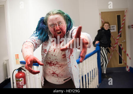 Ein Krankenhauspatient im Blut bespritzt Spitalabteilung während einer 2,8 Stunden später Zombiespiel in Cardiff, Südwales. Stockfoto