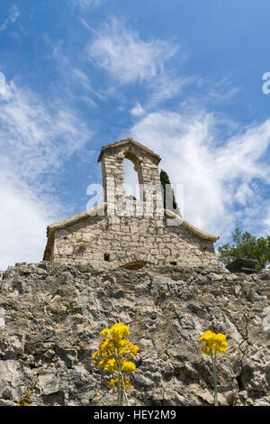 Eine kleine Kapelle, die auf dem Weg zu den langen Aufstieg auf die spanische Festung in der Stadt Hvar ist. Stockfoto