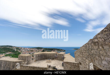 Eine Langzeitbelichtung Bild, um den Effekt der Wolke Bewegung von der spanischen Festung in der Stadt Hvar, Kroatien, mit Blick auf Hvar geben Stockfoto