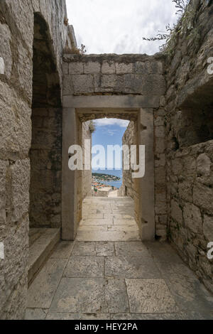 Blick durch das Tor der historischen steinernen Festung Spanjola Festung auf der Insel Hvar in Kroatien. Stockfoto