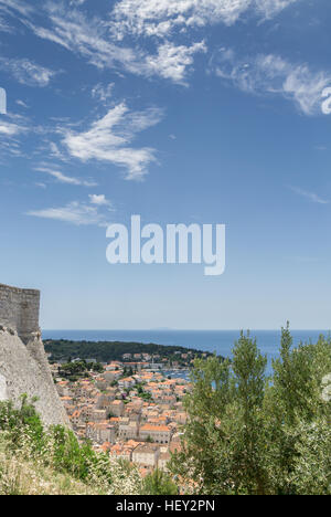 Die Mauer der Festung Spanjola mit thront hoch über der Stadt Hvar in Kroatien. Stockfoto