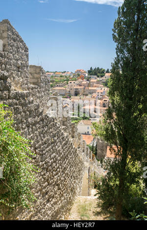 Die Stadtmauern und Zinnen und Blick auf die historische Stadt Hvar Altstadt, auf der Insel Hvar in Kroatien. Stockfoto