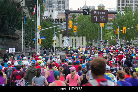 (Ottawa, Kanada---24. Mai 2015) Läufer turn-down des Kanals zu Beginn der Marathon Rennwochenende Tamarack laufen Ottawa. Stockfoto