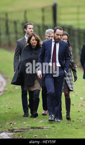 James Middleton (vorne), Pippa Middleton, Carole Middleton (links), James Matthews (hinten links) und Michael Middleton kommen, um am Morgen Weihnachten Dienst am St.-Markus Kirche in Englefield, Berkshire zu besuchen. Stockfoto