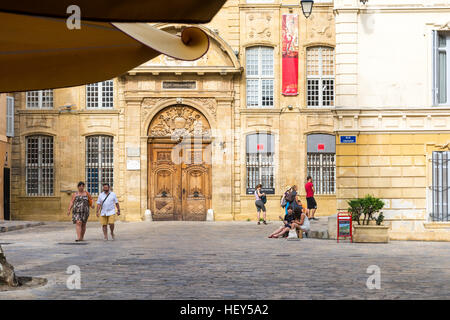 Aix-En-Provence, Frankreich-August 9, 2016:people und Touristen schlendern und das Teppich-Museum zu bewundern, an einem sonnigen Tag. Stockfoto