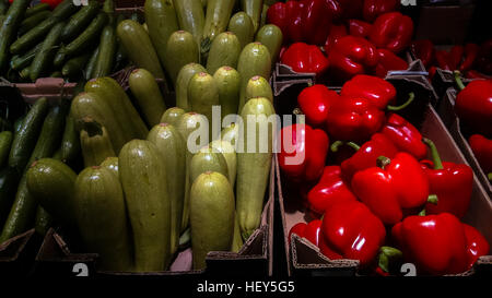 Zucchini und rote Paprika auf dem Display in einem Supermarkt Stockfoto