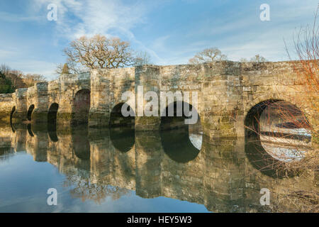 Winternachmittag an der Stopham Brücke, West Sussex, England. Stockfoto