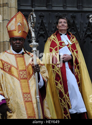 Der Dekan des York Minster Vivienne Faull (rechts) steht neben dem Erzbischof von York Dr John Sentamu, York Minster, die nach dem ersten Weihnachtsfeiertag Gottesdienst wo schwieg die Glocken zum ersten Mal in mehr als 650 Jahren nach der Entlassung von der Glöckner verlassen. Stockfoto