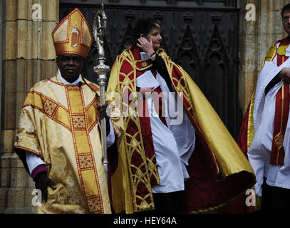 Der Dekan des York Minster Vivienne Faull (rechts) steht neben dem Erzbischof von York Dr John Sentamu, York Minster, die nach dem ersten Weihnachtsfeiertag Gottesdienst wo schwieg die Glocken zum ersten Mal in mehr als 650 Jahren nach der Entlassung von der Glöckner verlassen. Stockfoto