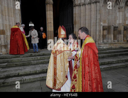 Dean of York Minster Vivienne Faull spricht mit dem Erzbischof von York Dr John Sentamu (links) verlassen sie York Minster nach dem Weihnachtstag Gottesdienst, wo die Glocken zum ersten Mal in mehr als 650 Jahren nach der Entlassung von der Glöckner geschwiegen. Stockfoto