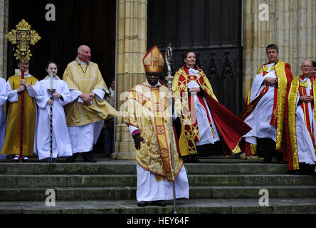 Der Dekan des York Minster Vivienne Faull (Mitte) steht hinter dem Erzbischof von York Dr John Sentamu verlassen York Minster nach dem Weihnachtstag Gottesdienst, wo die Glocken zum ersten Mal in mehr als 650 Jahren nach der Entlassung von der Glöckner geschwiegen. Stockfoto