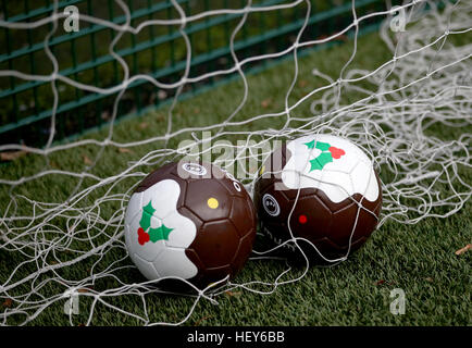 Spezielle weihnachtliche Pudding-Fußbälle, die beim jährlichen Street Soccer Scotland-Fußballspiel in Edinburgh verwendet werden. Stockfoto