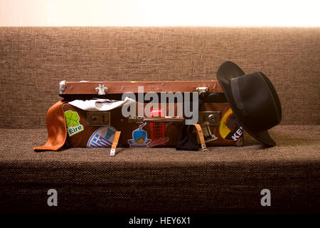 Männer-Koffer auf der couch Stockfoto