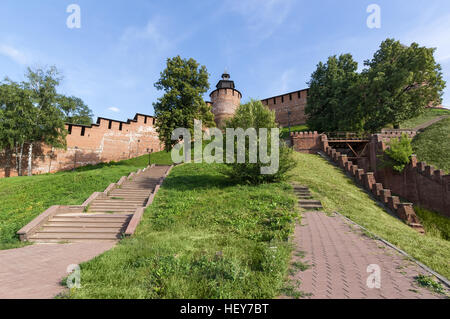 Turm und Mauer des Kremls in Nischni Nowgorod ist die Ansicht von unten. Stockfoto