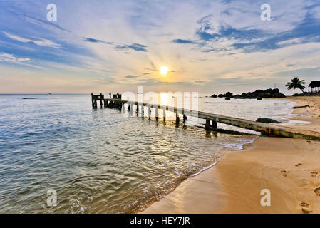 Sonnenuntergang über dem Meer auf der Insel Phu Quoc in Vietnam. Pier im Vordergrund Stockfoto