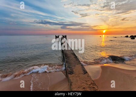 Sonnenuntergang über dem Meer auf der Insel Phu Quoc in Vietnam. Pier im Vordergrund Stockfoto