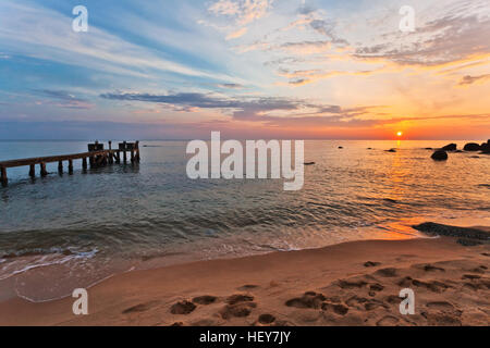 Sonnenuntergang über dem Meer auf der Insel Phu Quoc in Vietnam. Pier im Vordergrund Stockfoto