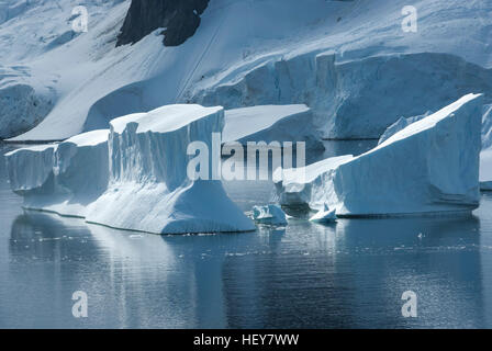 Eisberge in der Meerenge zwischen den Inseln vor der Westküste der antarktischen Halbinsel Stockfoto