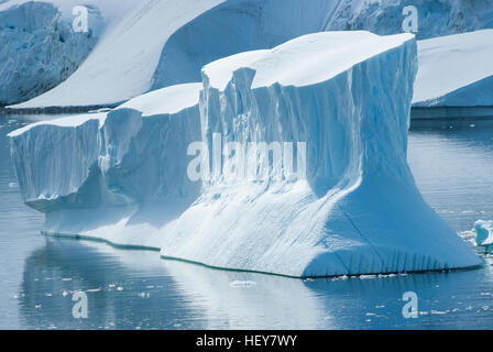 großen Eisbergs in der Meerenge zwischen den Inseln vor der Westküste der antarktischen Halbinsel Stockfoto