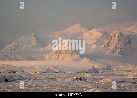 Berge, bedeckt mit Schnee und Gletscher der antarktischen Halbinsel, einen kleinen Schneesturm Stockfoto