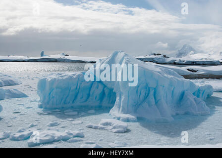 kleiner Eisberg in der Meerenge zwischen den Inseln vor der Westküste der antarktischen Halbinsel Stockfoto
